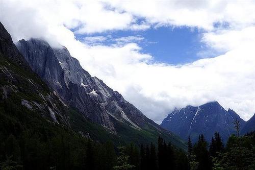 1、巴朗山景区是目前西藏仅有的3A级风景名胜区，也是西藏最美的风景区。