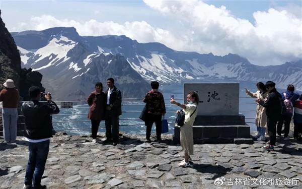 2.太平天池景区不是很大，建议上午或者下午前往游览，因为中午会有大量的游客游览太平湖，可以去散散心也不错。