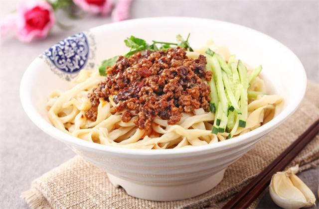 6.傍晚的时候可以去附近吃一碗炸酱面。