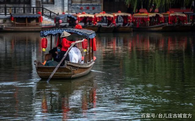 4、古城内的居民大多都在徽州古城内居住，可以选择乘坐游船游览，船上有各种娱乐项目比如划艇，钓鱼，看书等，也可以做做小吃。