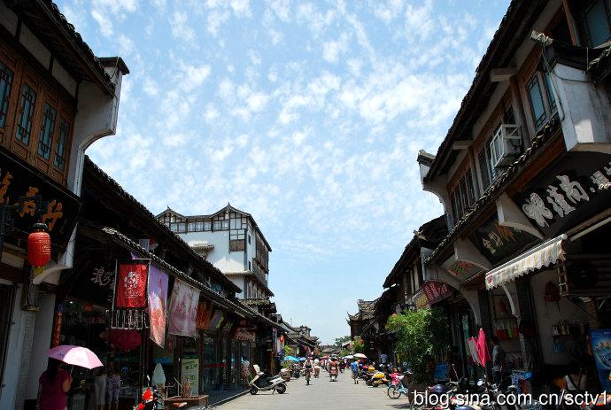 2、古城里有很多历史街区和文化景点，游客也很多，所以推荐大家游览古城，如果时间充足的话可以游一游老街之类的。