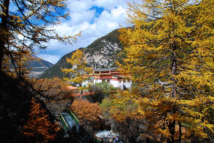 第六天：理塘-雅江大渡河第一湾（米亚罗)-川西环线最后一站――泸定桥/洛美红石林