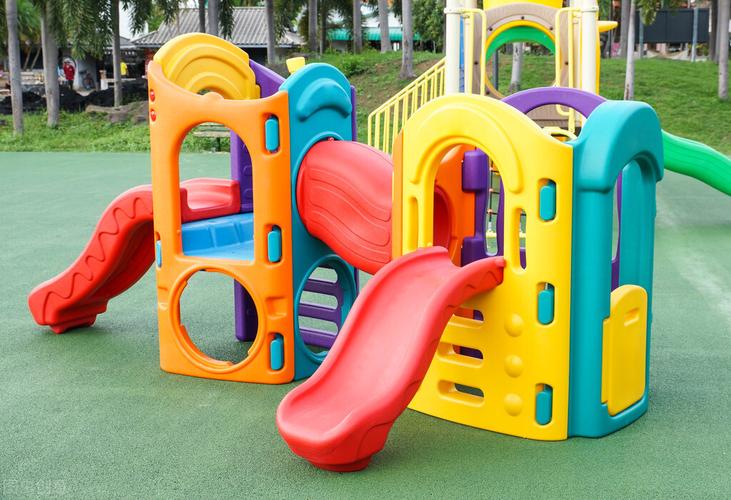 三、户外儿童滑梯，这种室外儿童滑梯它是属于游乐场所必备的游乐设施之一了，这样一款户外儿童滑梯其不仅可以满足孩子们玩耍娱乐需要还要能够带来一些健康方面作用，因为在户外进行玩耍时可以让孩子们更好地保持一个安全的环境避免出现伤害，同时其能够释放孩子们很强的身体素质提高他们对于新事物和新信息有着较高的接收能力所以在玩完之后也会让他们对这个活动有一个好态度。