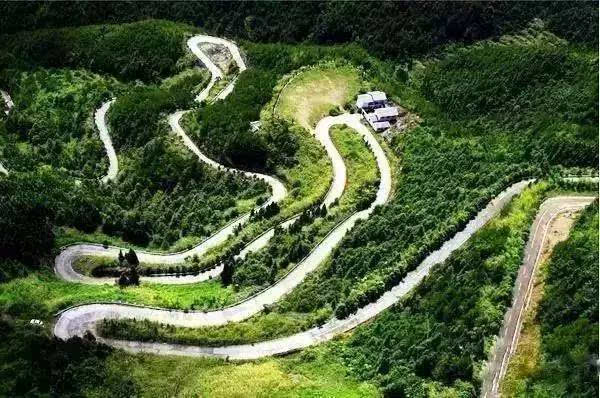 4、从莽山收费站出莽山景区的盘山公路是双向4车道，车行不太方便。