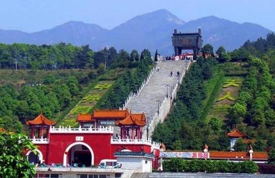 5、可乘一辆豪华车或电瓶车前往南岳衡山景区（约3小时）或是湖南旅游集团。