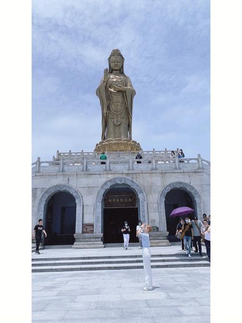 5、普陀山虽然免费游玩，但是也需要付费去旅游中心的大院子里有很大一片区域属于公共区域。