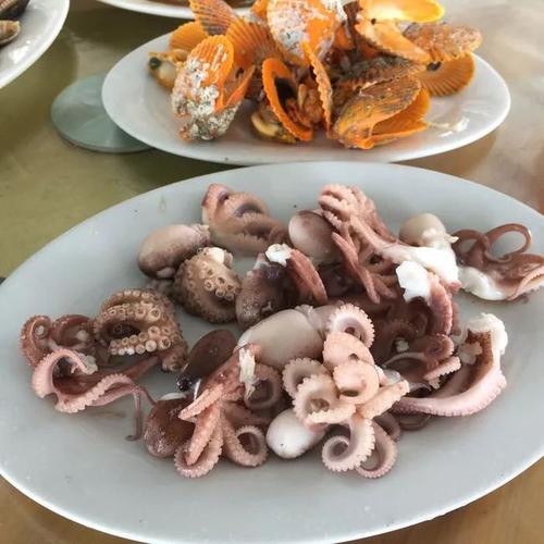 7、美食推荐：古城内的东山岛，岛上有温泉度假，周边还有美食街区。