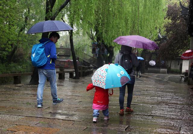 不带伞的话出门游玩的话会很麻烦的。