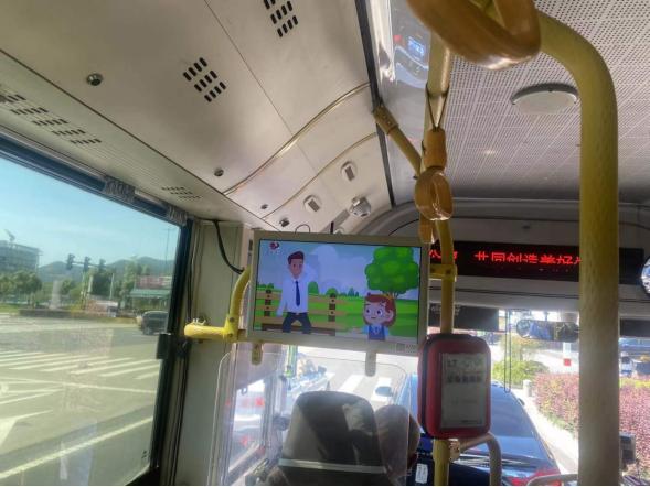 2、在景区内乘坐出租车或公交车可到达，到公交车站可换乘7路、221、416、442等到达。