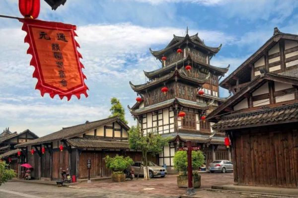 3、从成都龙泉山庄上了成安大道以后往里走可以看到古镇的入口，入口旁有个公园；