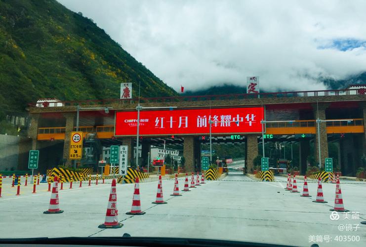 4、雅康高速后左转第二个弯直行到达新都桥就是了。