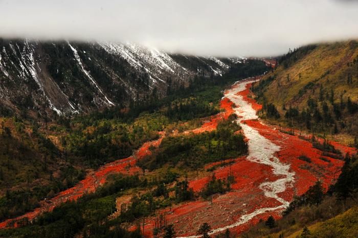 第四天：红石公园—稻城——海螺沟—九寨沟
