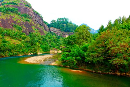 4、武夷山山清水秀，景色迷人，在旅游资源丰富的我国北方地区，也非常罕见。
