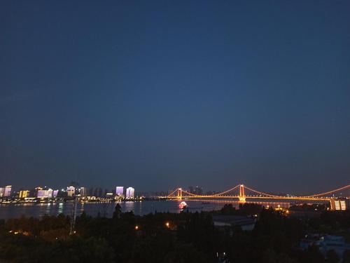 第二天：晚上吃完饭去江边看夜景，可以在江边看船经过的样子。