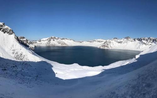 4、长白山天池位于市区的北部，离北京很近，而且自驾游非常方便。