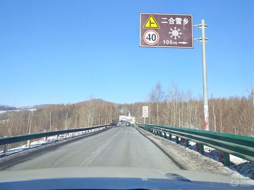 2、长白公路是高速公路，从北京到吉林的路上可以不用停车，然后在服务区休息等待下一段路就是长白山的大门了，可以参观5 A景区。