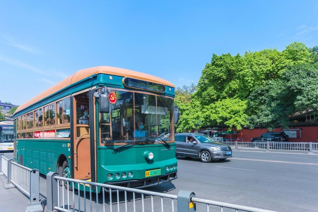 4、在成都市区乘坐公交线路或地铁到丹景山站下车，然后步行或坐公交到达丹景山客运站后坐班车直达。