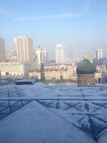 1、第一天，可以住在哈尔滨市区附近，比如亚布力度假酒店，吃住都是在附近的酒店；