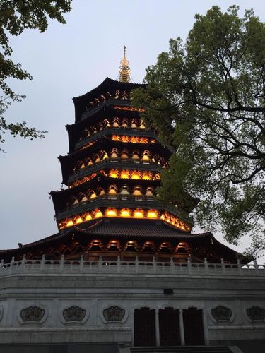 5、还有我最喜欢的雷峰塔也在那里。