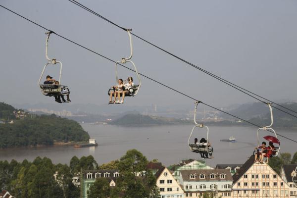 2、乘坐索道可到达金顶（缆车为观光车费，票价48元/人）