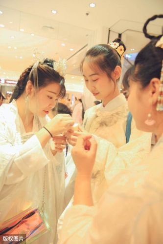 年年乞与人间巧,不道人间巧已多什么意思(年年乞与人间巧,不道人间巧已多 《七夕》 宋 · 杨朴)-第2张图片-