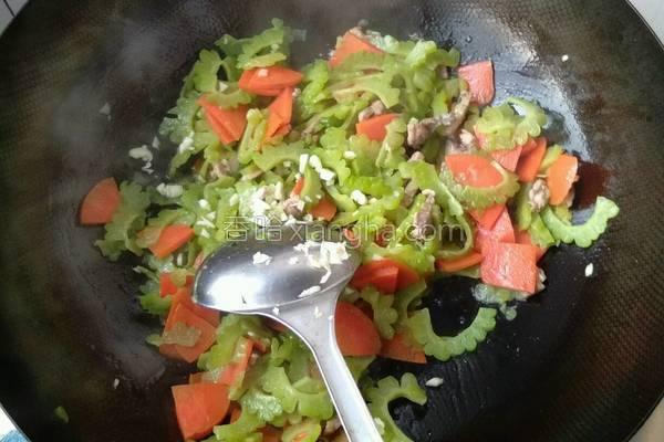 苦瓜炒肉最好吃的做法（苦瓜炒肉）(7)