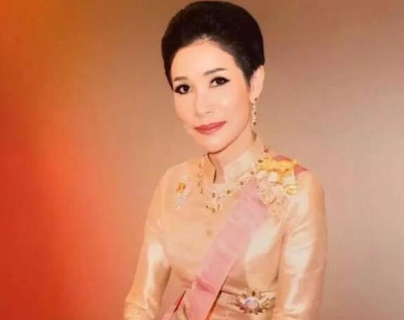 泰国贵妃诗尼娜为什么被贬百姓 泰国王室宫斗波折?