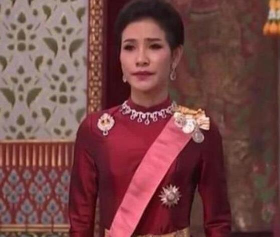 泰国贵妃诗尼娜为什么被贬百姓 泰国王室宫斗波折?