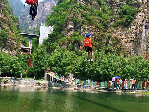 2、十渡还有十渡的大峡谷，这里山势险峻挺拔，有万仞峭壁耸立于万顷碧波之上。