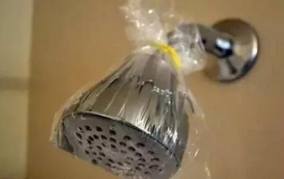 ​小苏打清洗花洒头妙招，袋子装满小苏打/套在花洒头上