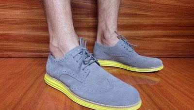 ​鞋子大了怎么办，鞋带系紧/多穿袜子（往鞋子里塞东西）