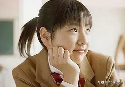 托腮是什么意思(女生托腮暗示什么意思)