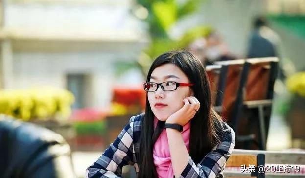 托腮是什么意思(女生托腮暗示什么意思)