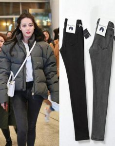 ​烟灰色紧身牛仔裤搭配