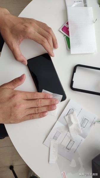 贴膜工具怎么用（贴膜神器贴膜教程）(4)