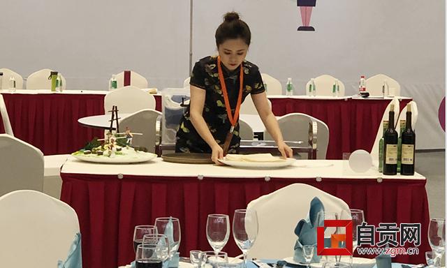 餐饮技能大赛中餐宴会摆台（巧手摆盛宴餐桌比高低）(1)
