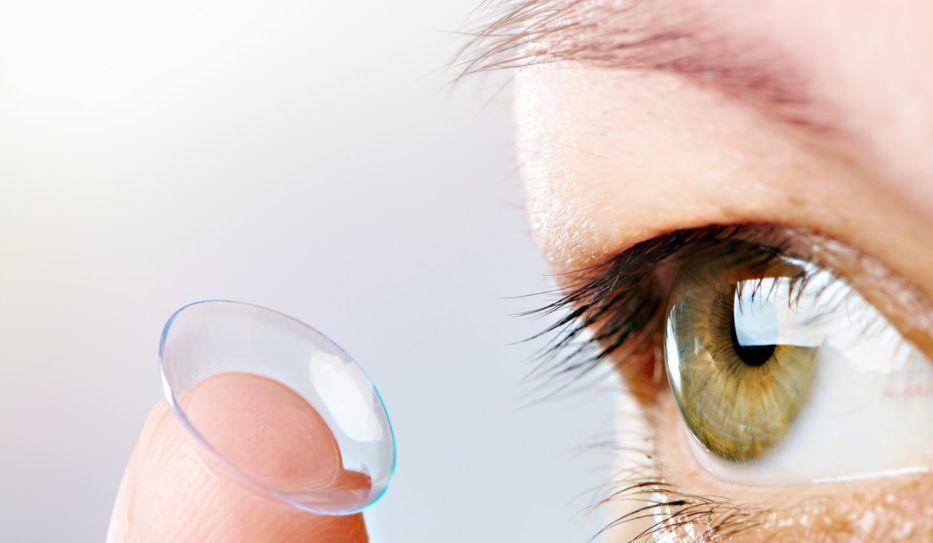 男子新婚夜忘摘隐形眼球变白