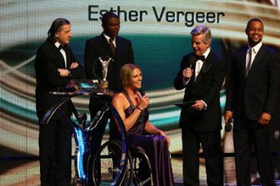 ​劳伦斯怎么颁奖的