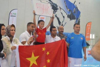 ​跳绳最快最多的人,岑小林创下了吉尼斯跳绳世界纪录(1分钟332个)