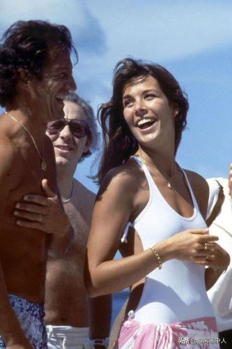 泳装秀哔哩哔哩(泳装走秀哔哩哔哩)-第2张图片-