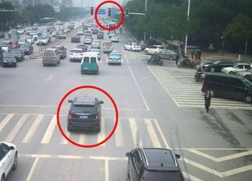 闯黄灯算违章吗扣几分(闯黄灯算违章吗,摄像头会抓拍吗)-第1张图片-