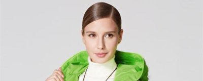 ​果绿色外套配什么内搭