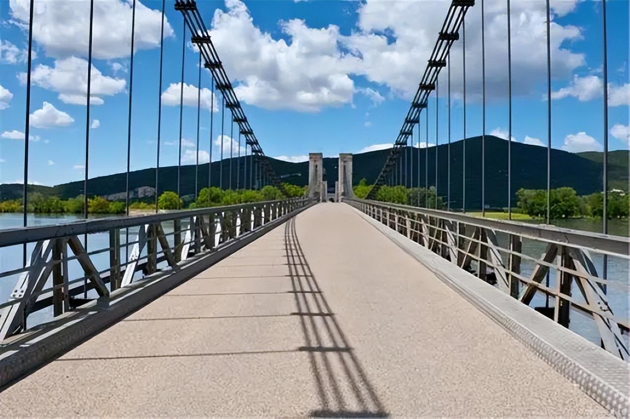 斜拉桥和悬索桥的区别(斜拉桥和悬索桥哪个好)