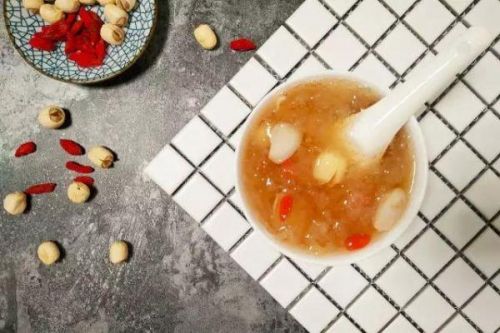 银耳莲子羹的做法(银耳莲子羹做法步骤)-第1张图片-