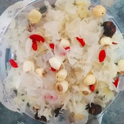 银耳莲子羹的做法(银耳莲子羹做法步骤)-第2张图片-