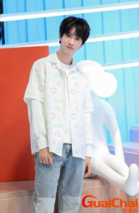 ​敖子逸有多高？他穿上奶油袜腿长显得就有1米8