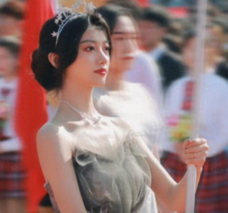 ​一夜涨粉近50万，青岛大学举牌校花走红，网友：我要上青岛大学