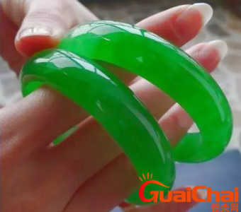 ​翡翠和玉哪个养人最好？翡翠和玉石哪种好