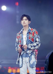 ​易烊千玺牵手伴舞女生双重身份曝光，知道真相的千纸鹤可以心安了