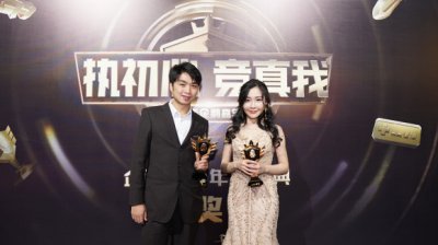 ​企鹅电竞年度梦泪再次穿AG队服走红毯领奖，耀神韩跑跑甜蜜手牵手